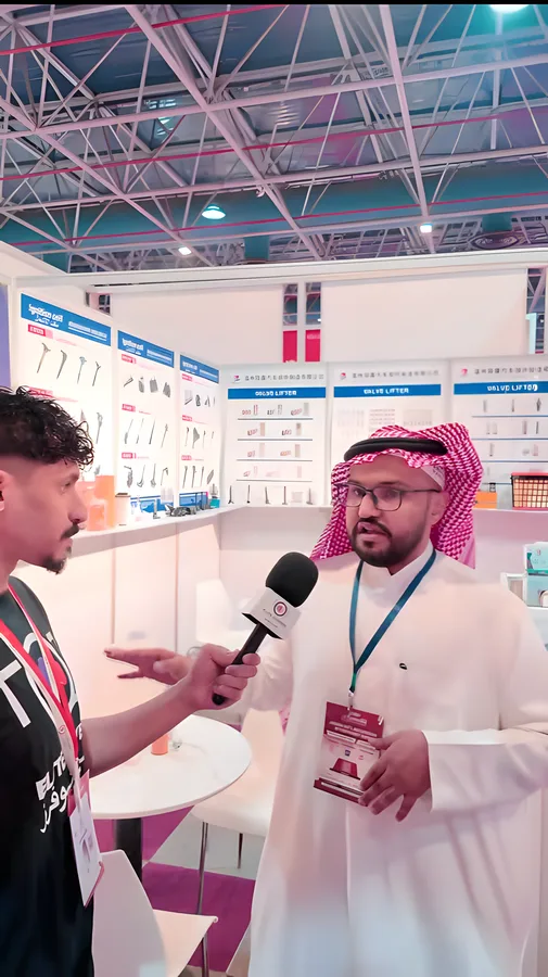 مراسل في المعرض