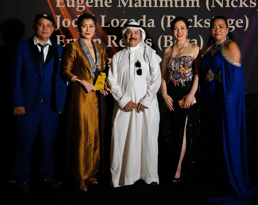 الضيوف والمؤدون على المسرح